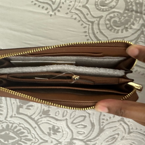 LAST ONE! Michael Kors Jet Set Item Large Multifunction Wallet in Luggage - Picture 2 of 4